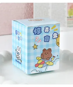 Gros plan d'une boîte surprise à carreaux bleus avec un adorable ours en dessin animé