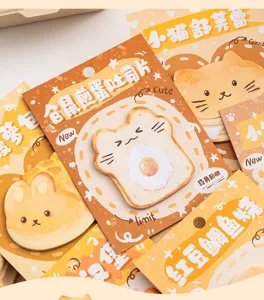 Vue détaillée de mignons mémos autocollants en forme de pain avec motifs chat et hamster