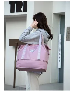 Vista lateral de una gran bolsa de fitness rosa llevada por una mujer en entorno urbano