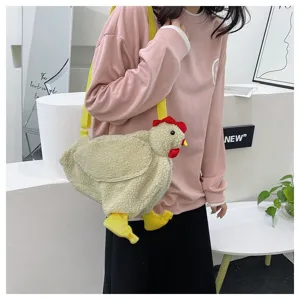 Süße plüschige Umhängetasche in Hühnerform, getragen von einem Modell im Outfit.