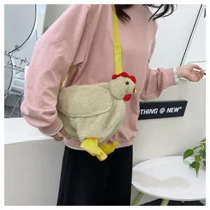 Detailansicht einer süßen Plüsch-Hähnchen-Umhängetasche, getragen von einem Modell