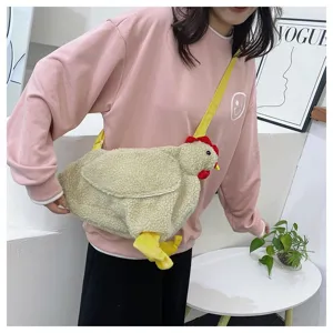 Detailansicht der süßen Plüsch-Hähnchen-Umhängetasche, getragen auf einem Sweatshirt.