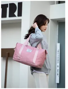 Bolso de viaje rosa de gran capacidad para mujer en un entorno de estilo de vida
