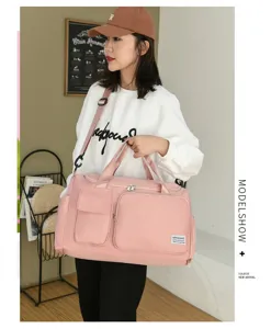 Modelo con una bolsa de fitness rosa con separación seco-húmedo para deporte y viaje