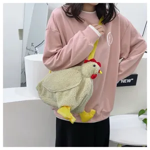 Detailansicht einer süßen Plüsch-Hähnchen-Umhängetasche, getragen von einem Modell.