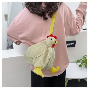 Detailansicht einer süßen Plüsch-Hähnchen-Umhängetasche mit gelbem Gurt am Modell