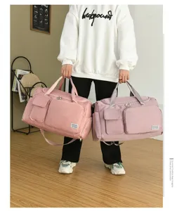 Persona con dos bolsas de deporte con separación seco-húmedo en rosa y malva