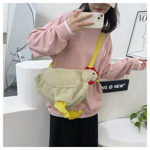 Detailansicht einer süßen Plüsch-Huhn-Umhängetasche an einem Modell im Schülerstil