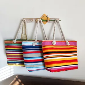 Grote bohemien gestreepte canvas draagtassen met touwhandvatten, hangend aan de muur