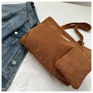 Gran bolso tote de pana marrón con neceser a juego para un estilo casual de diario