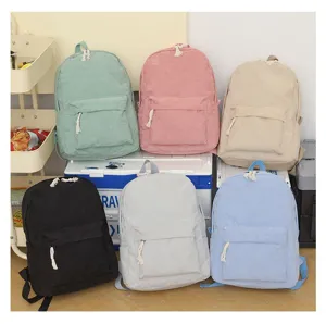 Grupo de mochilas de pana coloridas con estilo minimalista para uso estudiantil