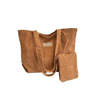 Bolso tote grande de pana marrón con neceser pequeño a juego para el uso diario