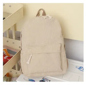 Detalle del material de pana crema y los tiradores de cuerda de esta mochila informal