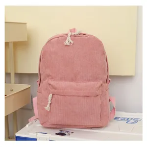 Vista frontal de una mochila de pana rosa con tiradores de cuerda blancos y una textura suave.