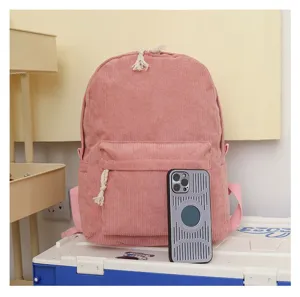 Vista detallada de una mochila de pana rosa con un teléfono inteligente para la escala