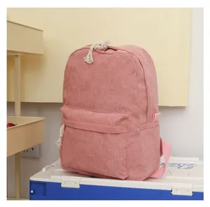Mochila casual de pana rosa con gran capacidad para estudiantes en entorno limpio