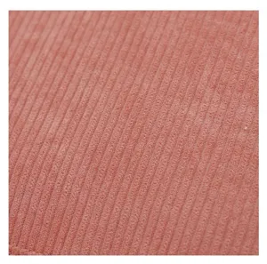 Detalle macro de alta calidad que muestra la suave textura de pana rosa de la mochila
