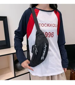 Modell mit einer minimalistischen schwarzen lässigen Umhängetasche mit weißem Text