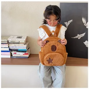 Ragazzina con un simpatico zaino a forma di capibara in peluche marrone nel tempo libero