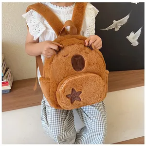 Zaino in peluche Capybara marrone per bambini mostrato in un ambiente domestico