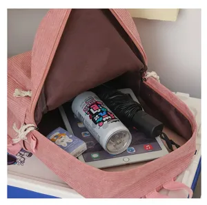 Detalle interior de la mochila de pana rosa que muestra su gran capacidad de carga