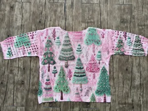 Maglione rosa traforato con stampe festive di alberi di Natale 3D