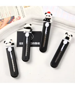 Detail van schattige panda cartoon mini hobbymessen voor het openen van dozen