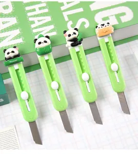 Close-up van vier schattige groene panda mini intrekbare hobbymessen voor knutselen