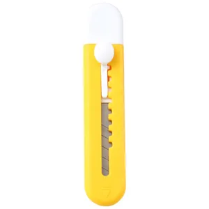 Mini cúter portátil amarillo y blanco con mecanismo deslizante para cortar papel.