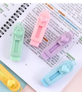 Detailopname van gekleurde gummetjes met hartschuiver, schattige schrijfwaren voor scholieren.