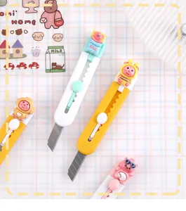 Gros plan sur les details des couteaux utilitaires mignons avec des figurines d'animaux mignons.