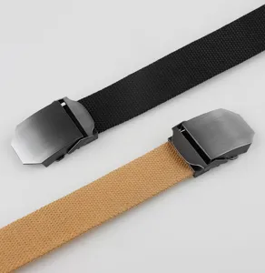 Gros plan sur des boucles métalliques automatiques et des ceintures tissées noir et kaki.