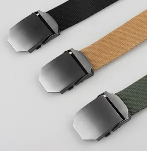 Détail de trois ceintures en toile à boucle automatique en noir, kaki et vert olive