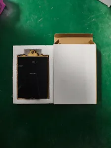 Detailansicht des dekorativen Fotorahmens mit stabilem Ständer und sicherer Verpackung.