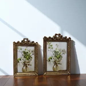 Antike goldene Bilderrahmen mit exquisiten europäischen Reliefs und botanischen Kunstdrucken.