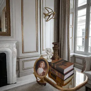 Vista dettagliata di una cornice ovale decorata in resina dorata in eleganti interni classici