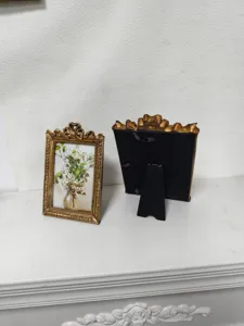 Detailansicht des antiken goldenen Fotorahmens im europäischen Stil mit filigranen Reliefs.