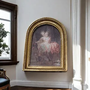Vista dettagliata di una cornice ad arco in resina dorata da 30 pollici a muro.