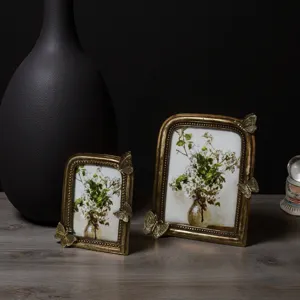 Set di cornici portafoto con farfalle dorate retrò, elegante decorazione da tavolo europea.