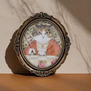 Nahaufnahme des barocken goldenen Fotorahmens mit einem klassischen Katzenporträt
