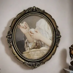 Detailansicht eines barocken ovalen Bilderrahmens mit Goldrelief und klassischem Ölgemälde.