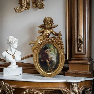 Cornice portafoto dorata in resina con angioletto e dipinto classico ad olio per interni