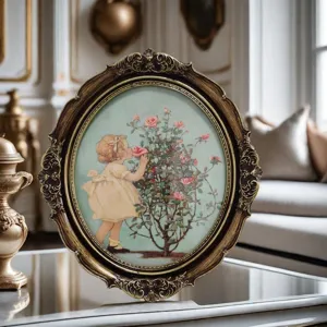 Nahaufnahme eines goldenen Barock-Fotorahmens mit klassischer Rosen-Illustration