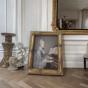 Antiker europäischer Bilderrahmen mit klassischem Porträt-Leinwandbild, elegante Wanddeko.