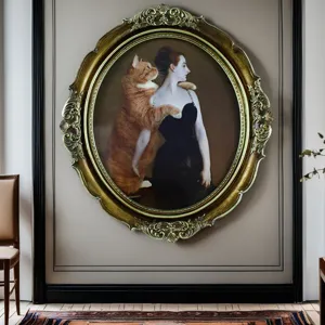 Detail eines verzierten goldenen Barock-Ovalrahmens mit Vintage-Reliefmustern im Innenraum