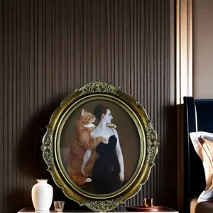 Vintage Barock Fotorahmen in Gold mit kunstvollen floralen Schnitzereien auf einem Nachttisch