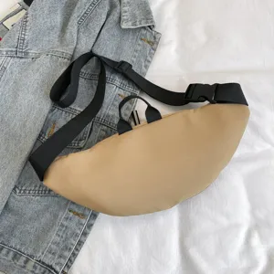 Lässige khakifarbene Nylon-Umhängetasche mit verstellbarem Riemen auf Jeansjacke