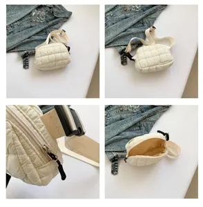 Vistas detalladas de un bolso de pecho acolchado blanco con textura, cremallera e interior.
