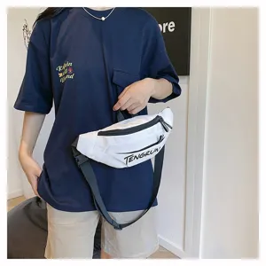 Weiße lässige Crossbody-Brusttasche mit schwarzem Gurt und Logo am Modell getragen
