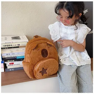 Zaino in peluche marrone a forma di capibara per bambini, ideale per le uscite quotidiane.